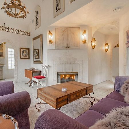 The Castle Villa Chemainus Bagian luar foto