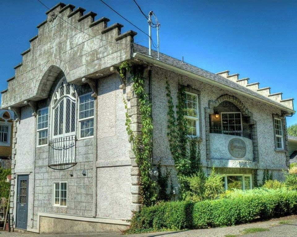 The Castle Villa Chemainus Bagian luar foto